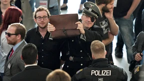 Martin Sonneborn besucht Höcke-Lesung – als Stauffenberg