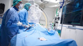 Kann ein Katheter-Eingriff die Medikamente ersetzen?