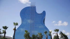 Zocken und schlafen in der Riesen-Gitarre