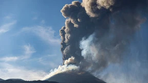 Flughafen auf Sizilien stellt nach Ausbruch des Ätna Betrieb ein