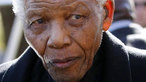 Nelson Mandela wird künstlich beatmet