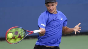 Mann schnappt jungem Fan Kappe von Kamil Majchrzak weg