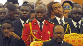 Militärführer Nguema als Übergangspräsident vereidigt