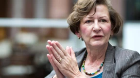 Wahlkampf mit Triple-Frau