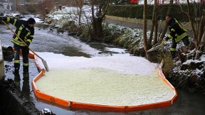 Feuerwehr nach Altöl-Unfall in Alsfeld weiter im Einsatz