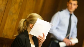 Mutter gesteht, Baby aus Fenster geworfen zu haben