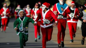 Weihnachtsmänner laufen um die Wette