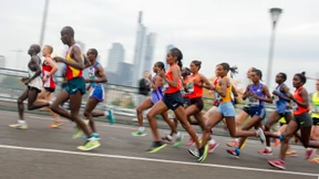 Flaschenwerferin verletzt Läuferin 