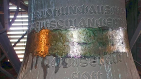 Unbekannte entfernen Hakenkreuz von Kirchenglocke