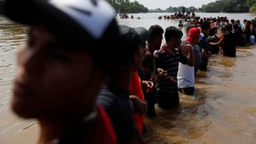 Menschenkette im Grenzfluss