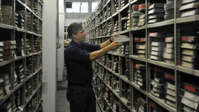 Filmbetrachtung mit weißen Handschuhen