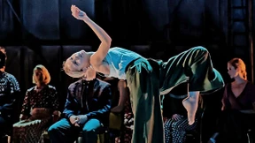 Gereckte Arme, wegduckender Oberkörper, einknickende Knie