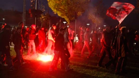 Acht Polizisten verletzt - Fan vor Zug gestoßen