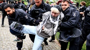 Berliner Polizei räumt Demo
