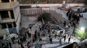 Mann tritt auf Koran, verzichtet aber auf Verbrennung