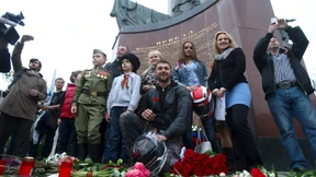 „Nachtwölfe“ legen Kranz in Wien nieder