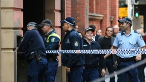 Mann sticht Frau auf offener Straße nieder