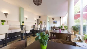 Steinzeitbrot und Lammbratwurst  