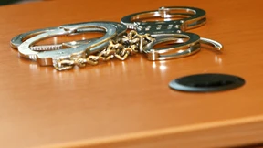 Wenn ein Mieter den anderen fesselt