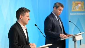 Habeck und Söder streiten über Abstandsregel