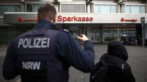 Ermittler sichern Datenträger in Sparkassen-Filiale