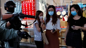 Hongkongs Polizei schießt mit Pfeffermunition auf Demonstranten