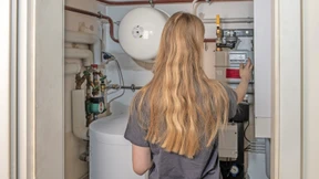 Ein Paar zahlt wegen der Gasumlage 345 Euro mehr