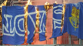 Der Kampf neben dem Fußballplatz