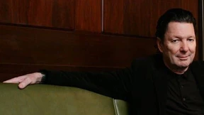 Ein Autor dreht an der Uhr