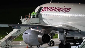 Flugbegleiter-Gewerkschaft droht mit Streikserie