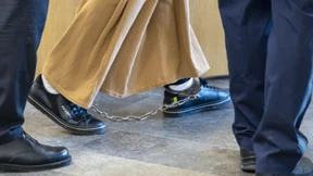 Beilhiebe gegen den Kopf