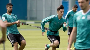 Özil beginnt, Reus auf der Bank