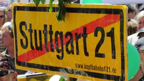 Gegner zurück am runden Tisch