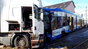 Straßenbahn und Lastwagen in Kassel zusammengestoßen