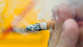 Deutscher Passagier nach Zigarette an Bord gefesselt und angeklagt