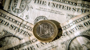 Euro fällt zum US-Dollar auf zweimonatigen Tiefstand