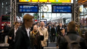 So viele Menschen mit Bus und Bahn unterwegs wie noch nie