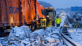 Tausende Unfälle auf glatten Straßen