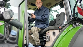 Scholz begeistert von Mähdrescher