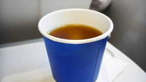Airlines haften für umgekippten Kaffee im Flugzeug