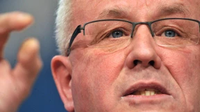 Kauder stellt Elterngeld infrage