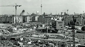 Und im Landwehrkanal treiben die Leichen