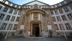 Neubeginn zwischen abgestützten Mauern