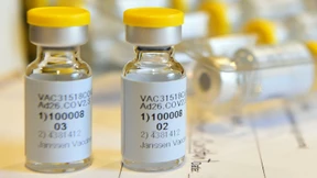 Johnson & Johnson testet Corona-Impfstoff weiter 