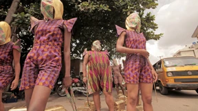 Frauen aus allen Weltgegenden zu Tisch