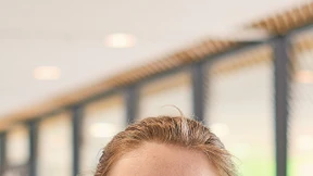 Eine Studentin geht gerne ins Bücherkaufhaus