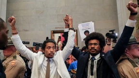 Zwei Abgeordnete werden aus Repräsentantenhaus ausgeschlossen