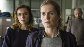 Echte Kommissarinnen stehen zusammen