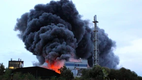 Schwarze Rauchwolke über dem Rhein