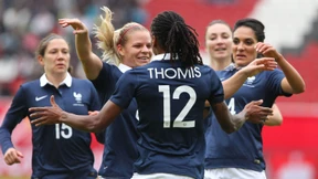 Französinnen stubsen deutsches Auto an